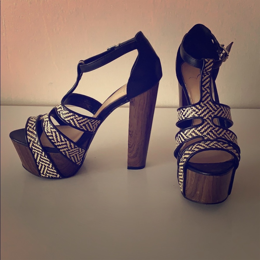 Size 6.7 Jessica Simpson platform sandals!